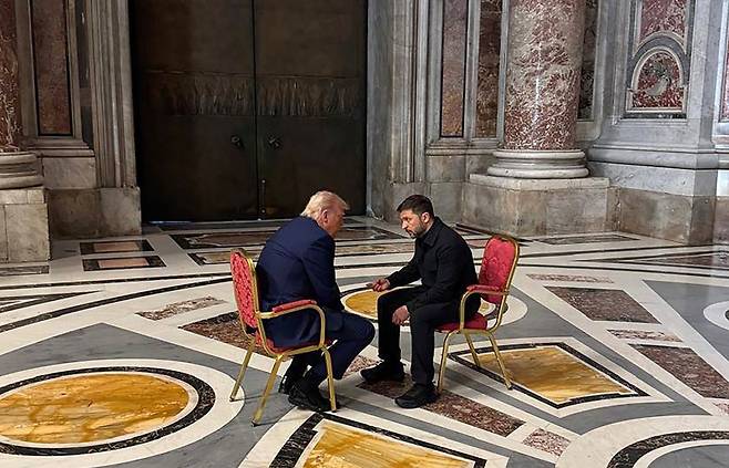 26일(현지시간) 도널드 트럼프 미국 대통령(왼쪽)과 볼로디미르 젤렌스키 우크라이나 대통령이 프란치스코 교황의 장례식이 열린 바티칸 성베드로 성당에서 독대하고 있다. AP연합뉴스