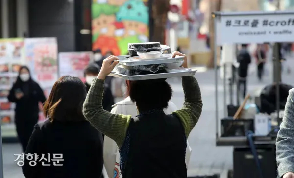 서울 중구 명동거리에서 한 상인이 음식을 배달하고 있다. 권도현 기자