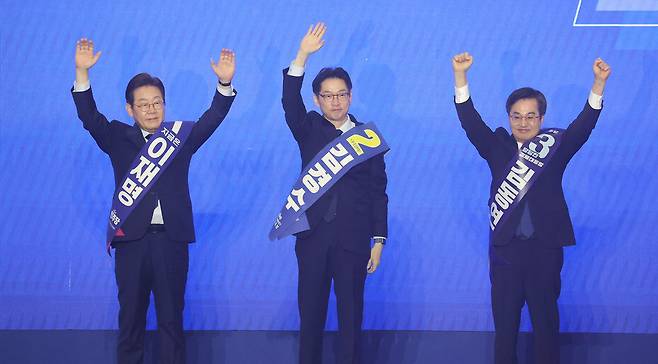 더불어민주당 이재명(왼쪽부터), 김경수, 김동연 대선 경선 후보가 27일 경기 고양시 킨텍스에서 열린 ‘제21대 대통령선거 후보자 선출을 위한 수도권·강원·제주 경선 및 최종 후보자 선출 대회’에 입장해 지지자들에게 인사하고 있다. 연합뉴스