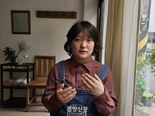 서울대학교 사회학과 3학년생 김선아씨(22)가 27일 서울 마포구의 한 카페에서 경향신문과 인터뷰하고 있다. 박채연 기자
