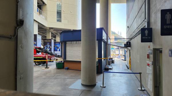 구조물 추락 사고로 사상자 3명이 발생한 경남 창원NC파크. 김용구 기자