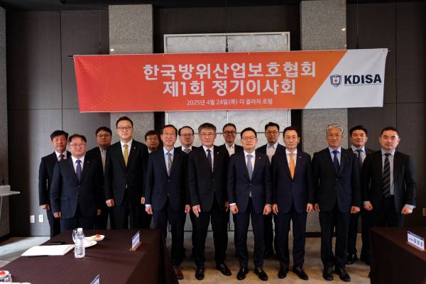 지난 24일 서울 중구 더 플라자호텔에서 열린 한국방위산업보호협회 제1회 정기이사회에서 권형순 SNT모티브 대표이사(앞줄 왼쪽 세 번째부터 오른쪽으로), 박재석 SNT다이내믹스 대표이사, 손재일 한화에어로스페이스 대표이사, 유상철 HJ중공업 대표이사 등 이사진 및 운영진들이 기념촬영하고 있다. 한국방위산업보호협회 제공