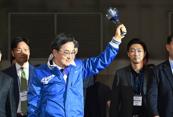 지지자들에게 인사하는 김동연 후보.공동취재