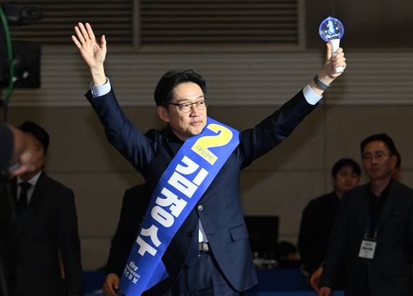 지지자들에게 인사하는 김경수 후보.공동취재