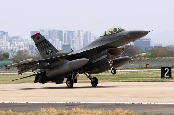 A U.S. Air Force F-16 fighter jet lands after completing a flight during the Korea-U.S. Freedom Flag combined air drill at Gwangju Air Base in Gwangsan District, Gwangju, on April 18. [YONHAP]