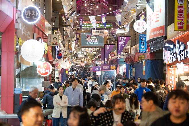 25일부터 개장한 ‘구미 달달한 낭만야시장’에 이틀간 3만여명의 방문객이 모인 것을 집계됐다. 구미시청 제공
