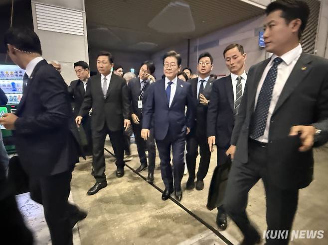 이재명 더불어민주당 경선 후보가 27일 오후 킨텍스에 열린 수도권·강원·제주 경선 합동연설회장에 입장하고 있다. 송금종 기자&nbsp;