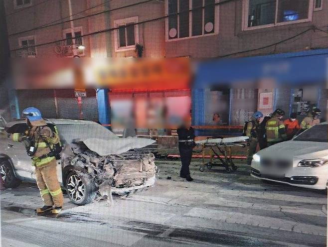 부산 사상구 감전동 도로에서 발생한 교통사고 현장. 불법 좌회전과 음주운전이 겹치며 충돌한 사고로, 소방대원과 경찰이 수습에 나섰고 사고 차량 두 대가 심하게 파손된 채 도로에 멈춰 서 있다. 사상경찰서 제공