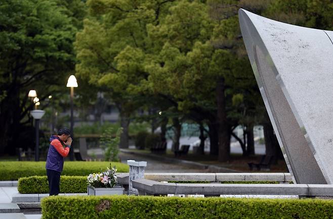 한 남성이 25일 일본 히로시마에 있는 히로시마평화기념공원에서 기도를 올리고 있다. EPA연합뉴스