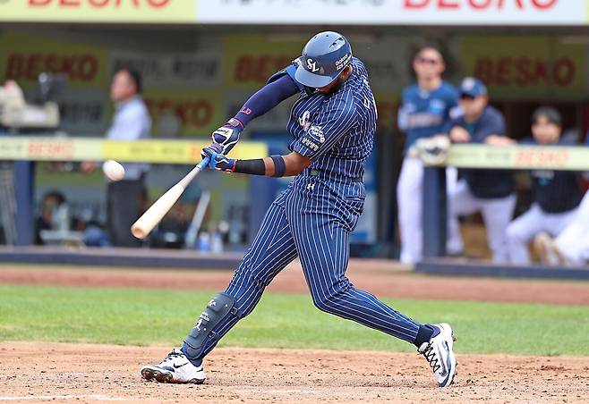 삼성 라이온즈 외국인 타자 르윈 디아즈가 27일 대구 삼성라이온즈파크에서 열린 NC 다이노스와의 경기에서 홈런을 치고 있다. 삼성 제공