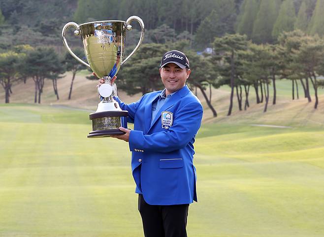 27일 경기도 파주시 서원밸리CC에서 끝난 KPGA투어 우리금융 챔피언십에서 통산 4승째를 성공한 이태훈이 트로피를 들고 활짝 웃고 있다. KPGA