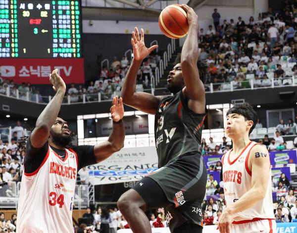 27일 수원 KT소닉붐아레나에서 열린 프로농구 4강 플레이오프 3차전 서울 SK와의 경기서 수원 KT 해먼즈가 슛을 하고 있다.연합뉴스