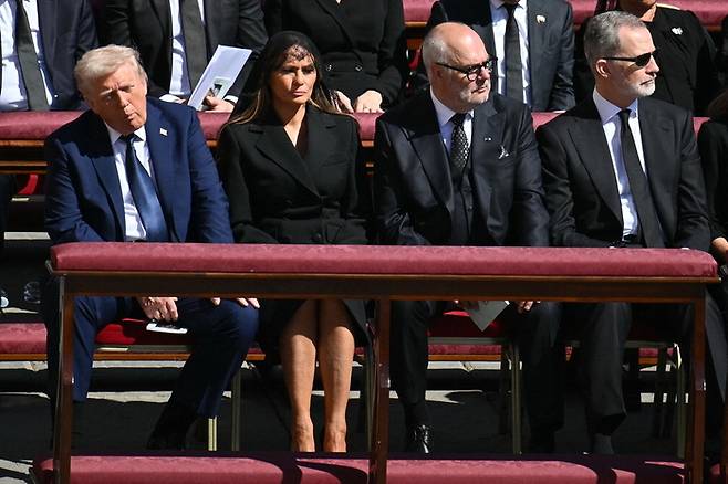 26일(현지시간) 바티칸 성베드로 광장에서 엄수된 프란치스코 교황의 장례 미사에서 도널드 트럼프 미국 대통령 부부 등 주요국 정상들이 맨 앞줄에 앉아 있다. 왼쪽부터 트럼프 대통령과 영부인 멜라니아 여사, 알라르 카리스 에스토니아 대통령, 펠리페 6세 스페인 국왕. [AFP = 연합뉴스]