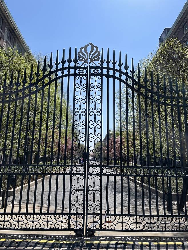 지난 24일(현지시간) 오전 뉴욕 116번가와 브로드웨이 사이에 위치한 컬럼비아대학 정문이 굳게 잠겨져 있다. 지난해 4월부터 약 1년 동안 외부 출입이 통제되고 있다. [윤원섭 특파원]