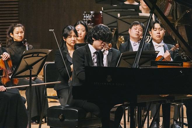 지난 28일 통영국제음악당에서 열린 2025 통영국제음악제 개막공연에서 연주하는 피아니스트 임윤찬. 사진제공=통영국제음악재단