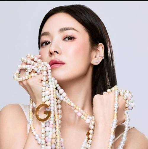 송혜교가 눈부신 진주 미모로 또 한 번 압도했다. 사진=송혜교 SNS