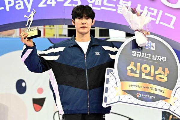 사진 신한 SOL페이 24-25 핸드볼 H리그 남자부 신인상을 수상한 충남도청 김태관, 사진 제공=한국핸드볼연맹