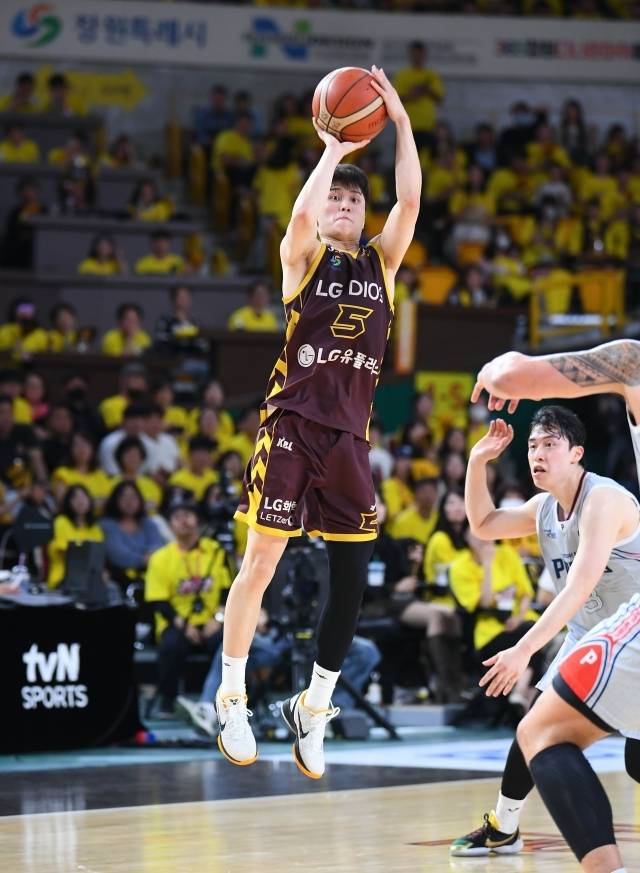 양준석은 4강 플레이오프에서 2경기 출전, 평균 30분 25초 동안 9.0점 3.0리바운드 7.5어시스트 1.0스틸을 기록 중이다. 그러면서 0.5실책을 기록, 완벽에 가까운 활약을 하고 있다. 사진=KBL 제공