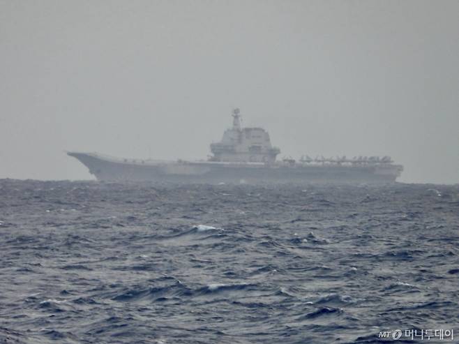대만 국방부가 공개한 이 이미지는 2025년 3월 31일 월요일, 중국 산둥 항모가 대만 근처를 항해하는 모습을 보여준다. (대만 국방부 /사진=이혜미