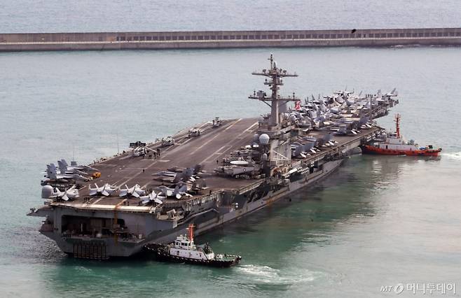 (부산=뉴스1) 윤일지 기자 = 트럼프 2기 행정부 출범 이후 처음으로 한국을 방문한 미 해군 핵추진 항공모함 '칼빈슨함'(CVN-70)이 7일 오후 부산 남구 해군작전사령부 부산작전기지에서 출항하고 있다.   길이 333m, 폭 76.4m, 무게 10만여 톤, 승조원 6000여 명에 달하는 니미츠급 항모인 칼빈슨함은 스텔스 전투기 F-35C 등 항공기 80여 대를 탑재할 수 있어 '떠다니는 군사기지'로 불린다.   칼빈슨함은 한반도 근해에서 이달 중 실시될 것으로 보이는 한미 연합 훈련 또는 한미일 연합 해상훈련에 참여할 것으로 예상된다. 2025.3.7/뉴스1  Copyright (C) 뉴스1. All rights reserved. 무단 전재 및 재배포,  AI학습 이용 금지. /사진=(부산=뉴스1) 윤일지 기자