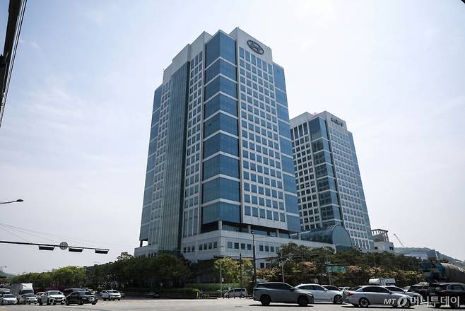 [서울=뉴시스] 정병혁 기자 = 현대차가 24일 올해 1분기 연결기준 잠정 실적을 발표했다. 공시에 따르면 현대차 1분기 매출은 44조4077억원으로 전년 동기(40조6585억원) 대비 9.2% 증가했다. 영업이익은 3634억원으로 전년 동기보다 2.1% 증가했다. 사진은 24일 서울 서초구 현대자동차 양재 사옥. 2025.04.24. jhope@newsis.com /사진=정병혁