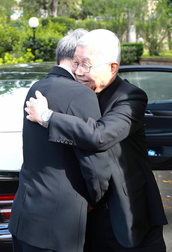 26일(현지 시간) 유흥식 라자로 추기경이 유인촌 문화체육관광부 장관을 만나 포옹하는 모습. / 사진 = 문화체육관광부 제공