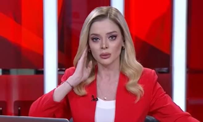 CNN튀르키예 앵커가 튀르키예 이스탄불에서 최근 발생한 강진에 침착하게 대응해 화제다. /사진= CNN튀르키예, 뉴시스