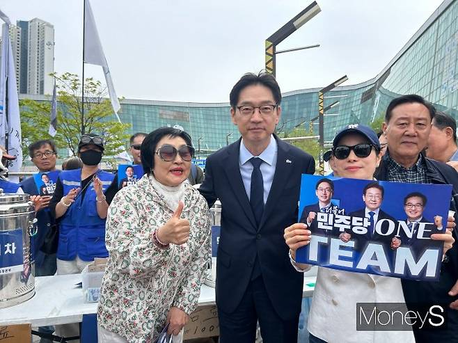 행사에 참여한 김경수 예비후보 지지자들도 끝까지 희망을 놓지 않았다./사진=김성아 기자