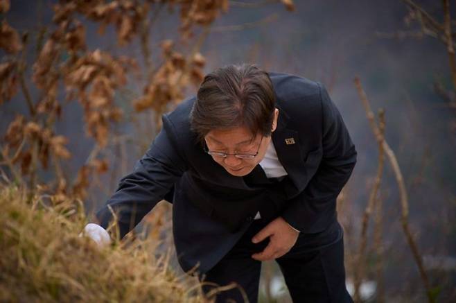 참혹했던 어린 시절을 딛고 '불평등·불합리·불공정'을 개선하겠다는 목표를 품은 그는 2025년 4월 27일, 다시 한 번 민주당 대선후보로 선출됐다. 사진은 대선 출마를 선언한 이재명 전 더불어민주당 대표가 지난 12일 고향인 경북 안동을 방문해 부모 선영을 참배하는 모습. /사진=이재명 블로그 캡처