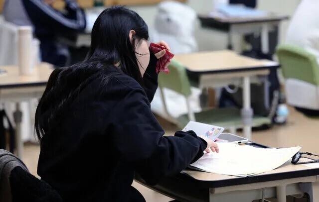 2024학년도 수능일인 지난해 11월16일 오전 광주의 한 고등학교 고사장에서 수험생들이 시험 시작 시간을 기다리며 공부하고 있다. 연합뉴스