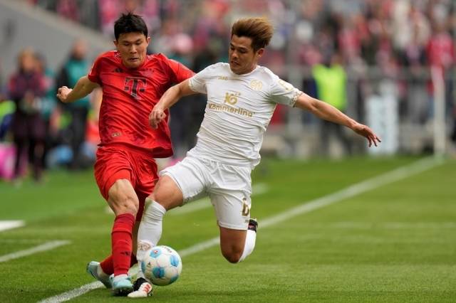 독일 분데스리가 바이에른 뮌헨의 수비수 김민재(왼쪽)가 26일(한국시간) 독일 뮌헨의 알리안츠 아레나에서 열린 2024~2025시즌 31라운드 홈 경기에서 마인츠의 미드필더 사노 가이슈와 볼 다툼을 하고 있다. AP뉴시스