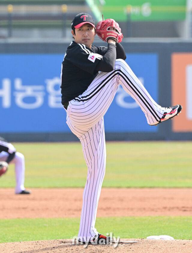 2025년 3월 9일 오후 경기도 수원KT위즈파크에서 2025 신한 SOL뱅크 KBO 리그 시범경기 KT 위즈와 LG 트윈스의 경기가 열렸다. LG 선발투수 손주영이 역투하고 있다./마이데일리
