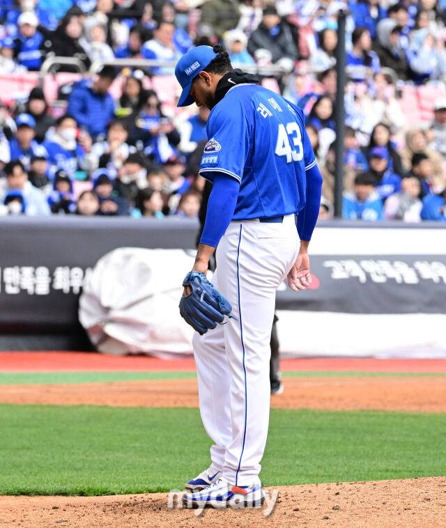 2025년 4월 13일 오후 경기도 수원KT위즈파크 진행된 '2025 신한 SOL뱅크 KBO 리그' 삼성 라이온즈와 KT 위즈의 경기. 삼성 선발투수 레예스가 1회말 2실점 한 뒤 아쉬워하고 있다./마이데일리