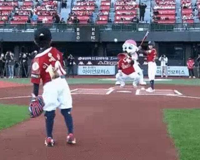 이대호의 은퇴 경기 때 아들 이예승이 시구를 맡았다. / 온라인 커뮤니티 캡처