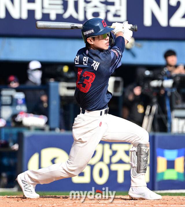 2025년 4월 26일 오후 서울 잠실구장에 진행된 '2025 신한 SOL뱅크 KBO 리그' 롯데 자이언츠와 두산 베어스의 경기. 롯데 전민재가 7회초 2사 2루서 1타점 적시타를 치고 있다./마이데일리