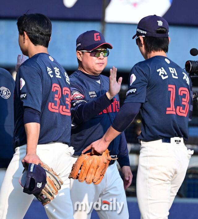 2025년 4월 26일 오후 서울 잠실구장에 진행된 '2025 신한 SOL뱅크 KBO 리그' 롯데 자이언츠와 두산 베어스의 경기. 롯데 김태형 감독과 전민재가 7-4로 승리한 뒤 기뻐하고 있다./마이데일리