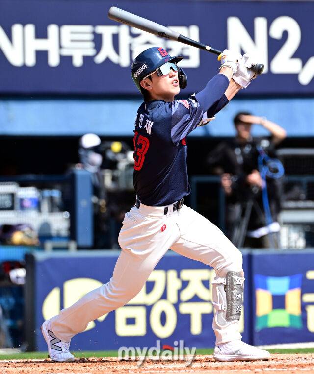 2025년 4월 26일 오후 서울 잠실구장에 진행된 '2025 신한 SOL뱅크 KBO 리그' 롯데 자이언츠와 두산 베어스의 경기. 롯데 전민재가 2회초 1사 1루서 타격하고 있다./마이데일리