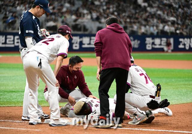 2025년 4월 23일 오후 서울 고척스카이돔에 진행된 '2025 신한 SOL뱅크 KBO 리그' 두산 베어스와 키움 히어로즈의 경기. 키움 1루 주자 푸이그가 2회말 1사 1루서 두산 김유성의 견제 때 슬라이딩 귀루를 하며 왼쪽 어깨 통증을 호소하고 있다./마이데일리