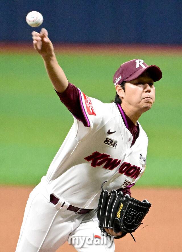 2025년 4월 22일 오후 서울 고척스카이돔에 진행된 '2025 신한 SOL뱅크 KBO 리그' 두산 베어스와 키움 히어로즈의 경기. 키움 선발투수 하영민이 역투하고 있다./마이데일리
