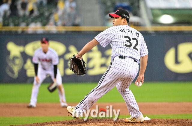 2025년 4월 12일 오후 서울 잠실구장에서 진행된 '2025 신한 SOL뱅크 KBO 리그' 두산 베어스와 LG 트윈스의 경기. LG 이지강이 8회초 1사 1루서 구원등판해 두산 양의지와 추재현을 연속 삼진으로 처리하고 있다./마이데일리