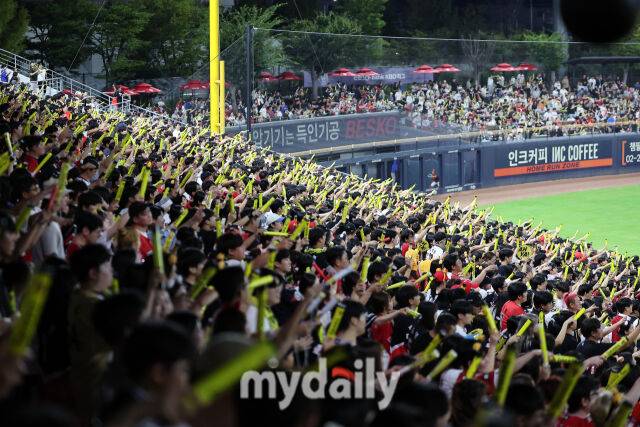 2024년 9월 25일 광주기아챔피언스필드에서 '2024 신한 SOL Bank KBO리그, 삼성 라이온즈와 KIA 타이거즈의 경기가 열렸다. KIA 팬들이 야구장을 가득 메우며 8경기 연속 매진, 시즌 29번째 매진을 기록했다./마이데일리