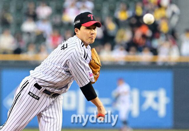 2025년 3월 26일 오후 서울잠실구장에서 진행된 '2025 신한 SOL뱅크 KBO 리그' 한화 이글스와 LG 트윈스의 경기. LG 선발투수 임찬규가 역투하고 있다./마이데일리