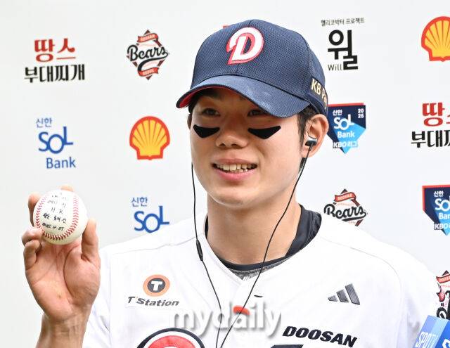 27일 오후 서울 잠실야구장에서 진행된 '2025 프로야구 KBO리그' 두산 베어스와 롯데 자이언츠의 경기. 두산 오명진이 경기가 끝난 뒤 인터뷰를 갖고 있다./잠실=송일섭 기자