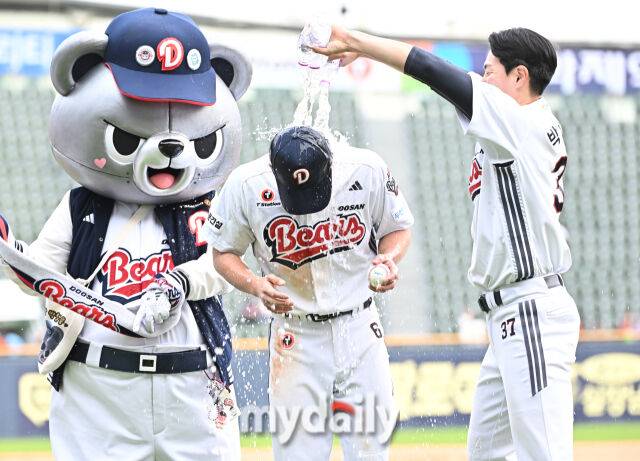 27일 오후 서울 잠실야구장에서 진행된 '2025 프로야구 KBO리그' 두산 베어스와 롯데 자이언츠의 경기. 두산 오명진이 경기가 끝난 뒤 박지훈으로 부터 물세례를 받고 있다./잠실=송일섭 기자