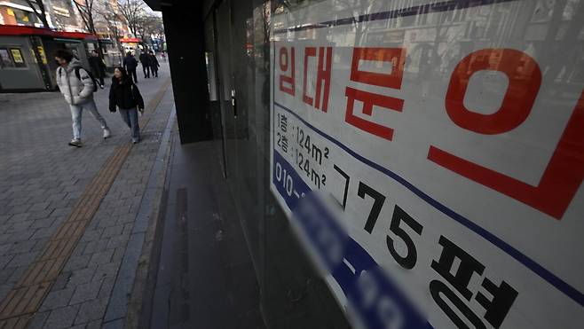 서울 서대문구 신촌 연세로의 한 점포에 임대 안내문이 부착된 모습. [헤럴드경제DB]