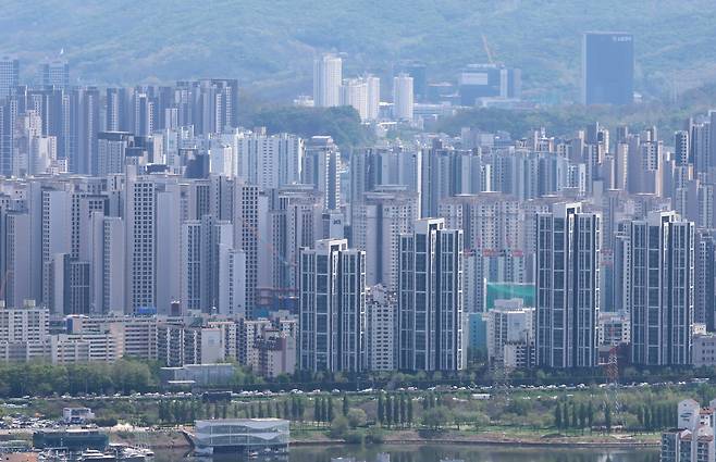 지난 23일 남산에서 바라본 서울 시내 아파트 단지. [연합]