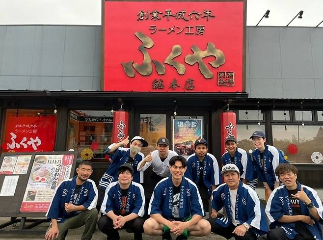 미즈하라 셰프와 동료들. 인스타그램