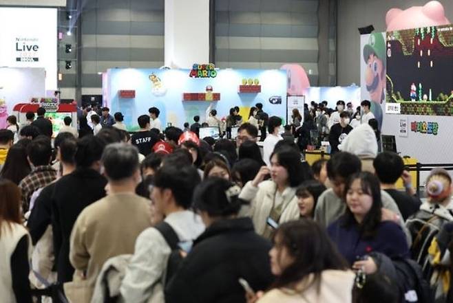 닌텐도 게임기를 사기 위해 몰려든 사람 [사진, 뉴시스]