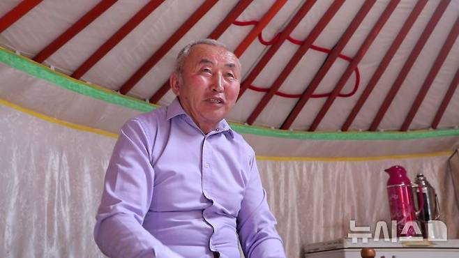 [자르갈란트(몽골)=뉴시스]몽골 자르갈란트에서 한국 비정부기구(NGO) 지구촌나눔운동이 설립한 자르갈란트 밀크 우르문 샤르갈 협동조합의 조합장인 다와자브 뱜브수렝(65) 씨가 지난 15일 자신의 게르에서뉴시스와 인터뷰하고 있다.  (사진=김수헌PD bi2og@naver.com, 지구촌나눔운동 제공) 2025.04.24.