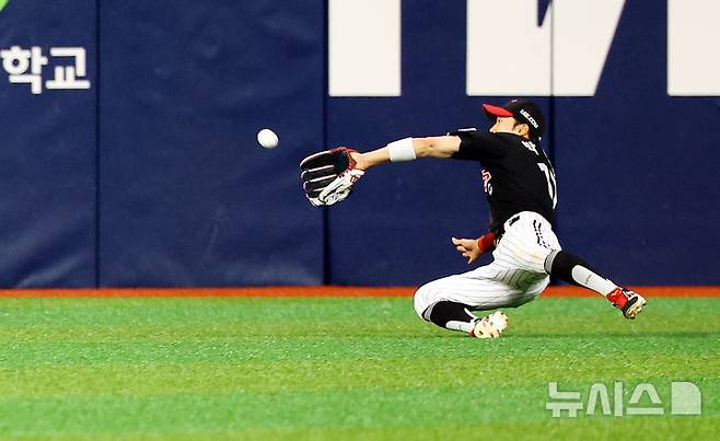 [서울=뉴시스] 박주성 기자 = 지난 10일 오후 서울 구로구 고척스카이돔에서 열린 프로야구 2025 KBO리그 LG 트윈스 대 키움 히어로즈의 경기, 3회말 키움 김건희가 친 타구를 LG 중견수 박해민이 잡아내고 있다. 2025.04.10. park7691@newsis.com
